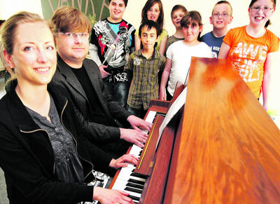 Susanne Heinz und Thomas Draheim begleiteten den Chor der Warnowschule am Klavier.